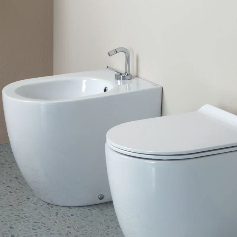 Music Plus - Set sanitari a terra senza brida con coprivaso Slim rallentato